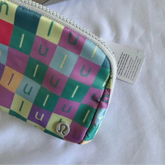 🆕🌈 Lululemon Everywhere Belt Bag - Checkered Multi Vapour - Picture 2 of 7